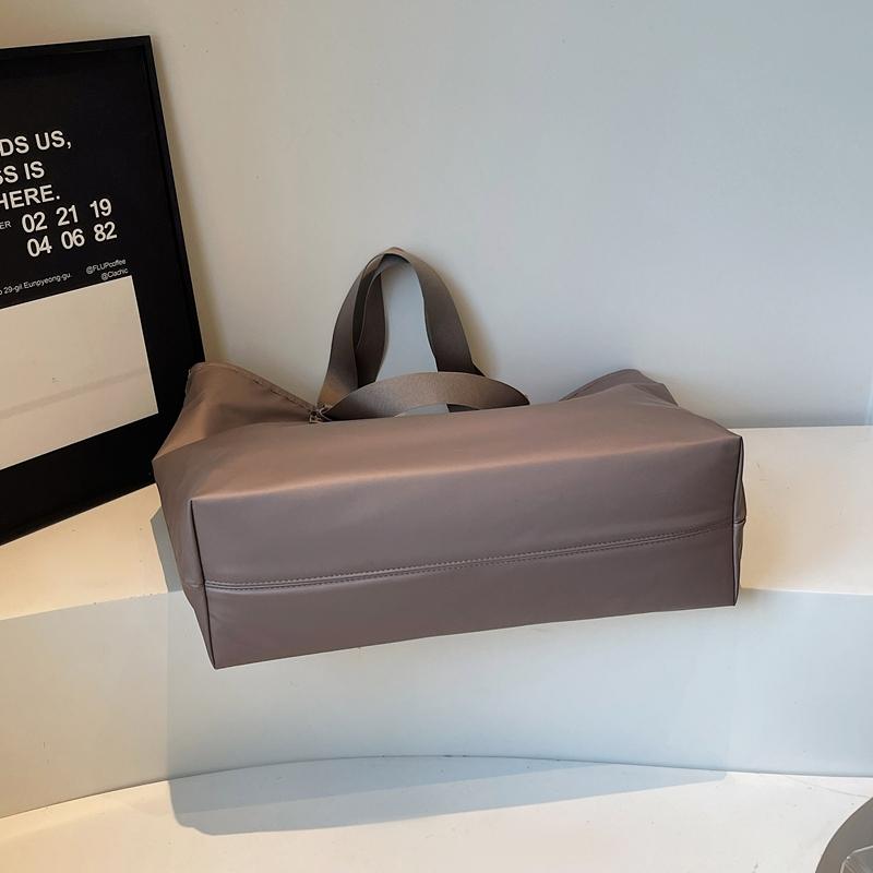 Minimalist Nylon Tote Bag for Women – Large Capacity Shoulder Bag with Adjustable Strap, Perfect for Work & Everyday Use