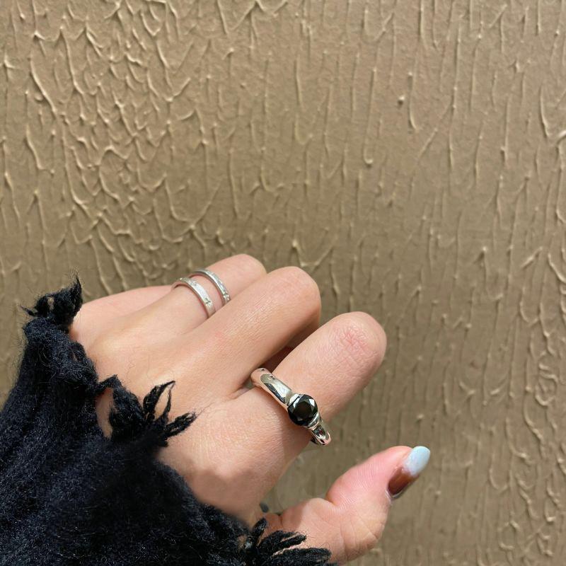 Einzigartiger Japanischer Minimalistischer Gehammerter Schwarzer Zirkonsteinring Für Damen Verstellbare Größe Stilvoller Paarschmuck