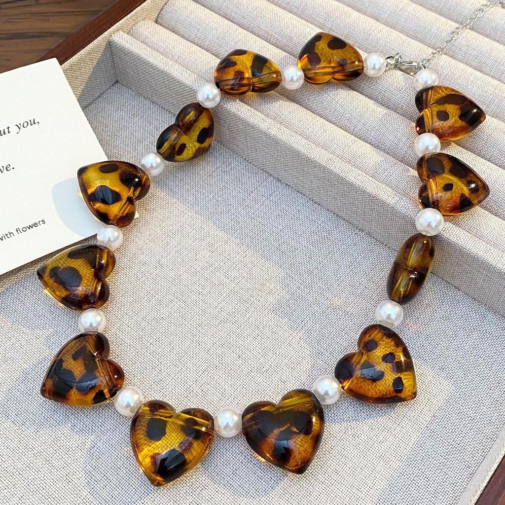 Retro Fashion Maillard Leopard Print Resin Heart Shaped Imitation Pearl Necklace Pendant Clavicle Chain