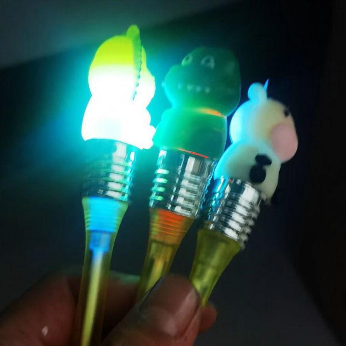 

Шариковая ручка-ночник с меняющимся цветом для вечерних занятий 1.0 mm
