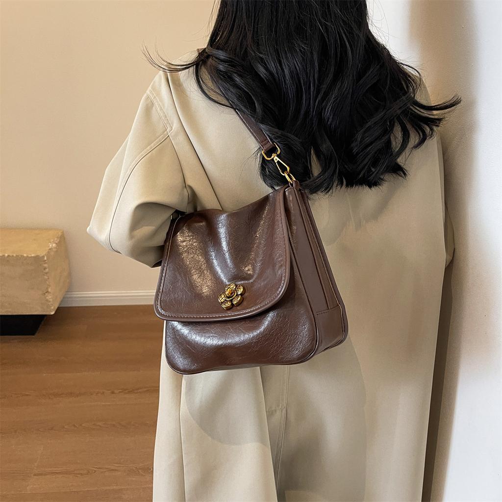 This year, popular small bags are women's autumn and winter versatile 2023 new retro shoulder messenger bags, women's popular small square bags.