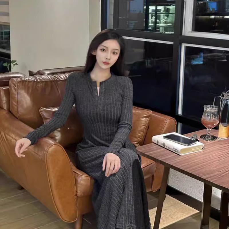 Half-open neck pit strip knitted long-sleeved primer dress for women's early spring design sense, waist and thin A-shaped long dress