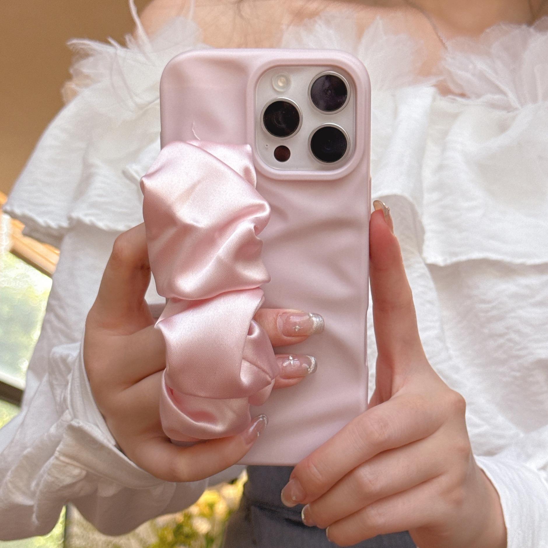 

Минималистичный чехол для телефона с неровной текстурой и шелковым шарфом-браслетом на запястье для серии iPhone 11-17, противоударная TPU-накладка с приятным на ощупь матовым покрытием iPhone 17 Pro розовый