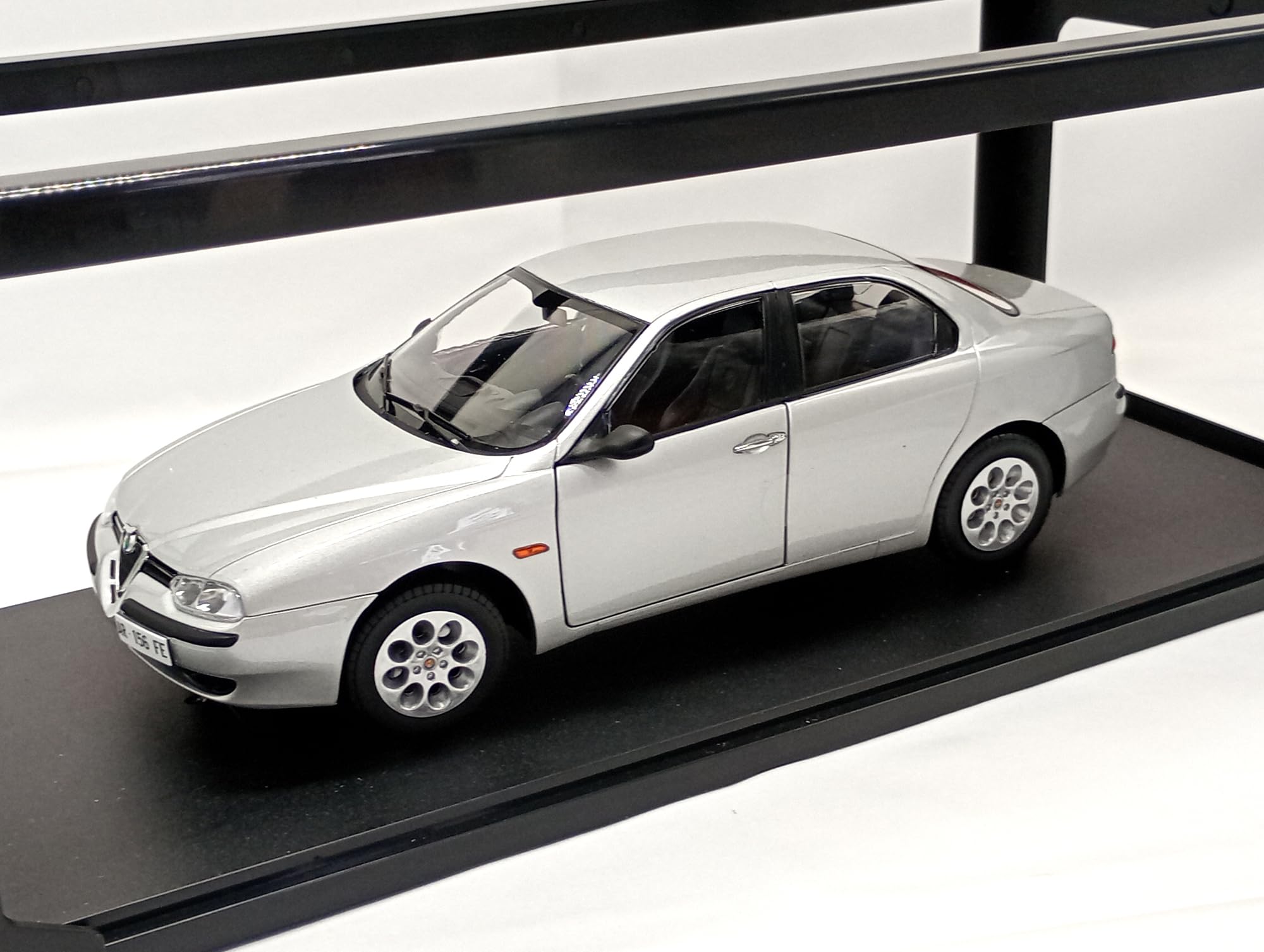 

Italy-exclusive MITICA 1/18 Alfa Romeo 156 2.0 Twin Spark 1997 Black Interior (Silver 612) Limited to 504 units