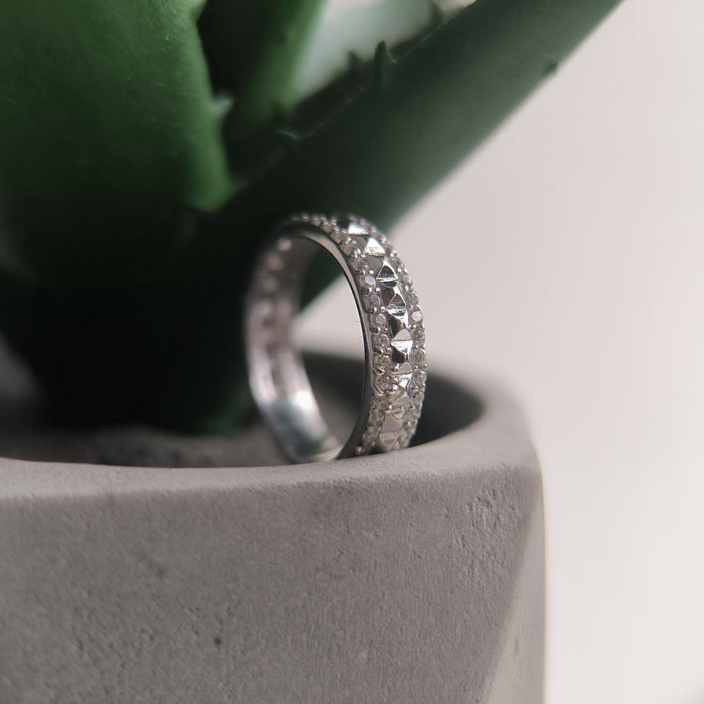 Серебряное кольцо с фианитами, вес изделия 2,81 гр (2197775)