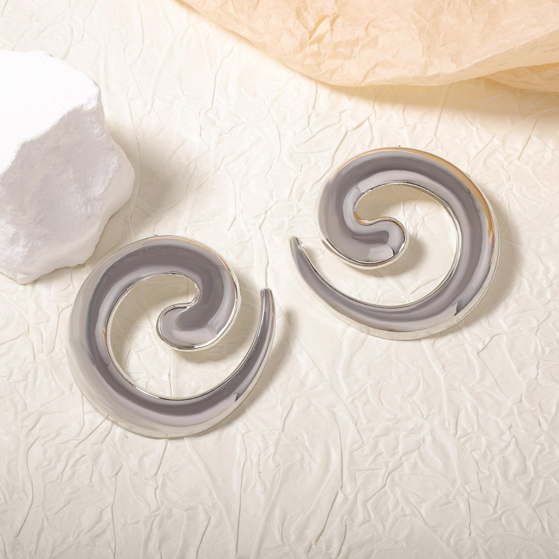 

Retro and cold style metallic texture, exaggerated and unique geometric snail-shaped creative stud earrings, versatile and unique