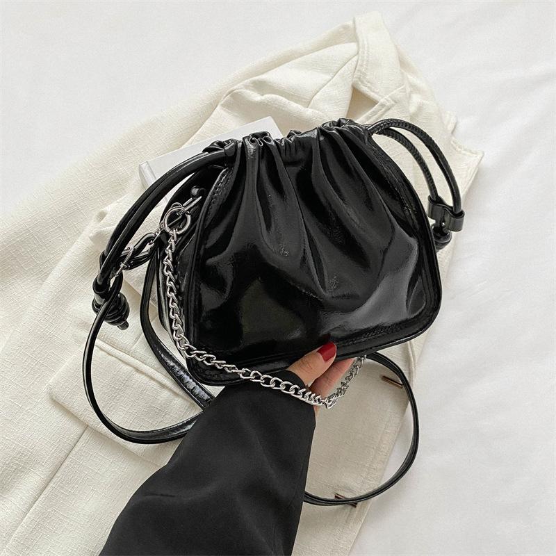 

Повседневная трендовая сумка-мессенджер 2025 осень новая популярная сумка женская персонализированная сумка-ведро модная простая сумка через плечо чёрный