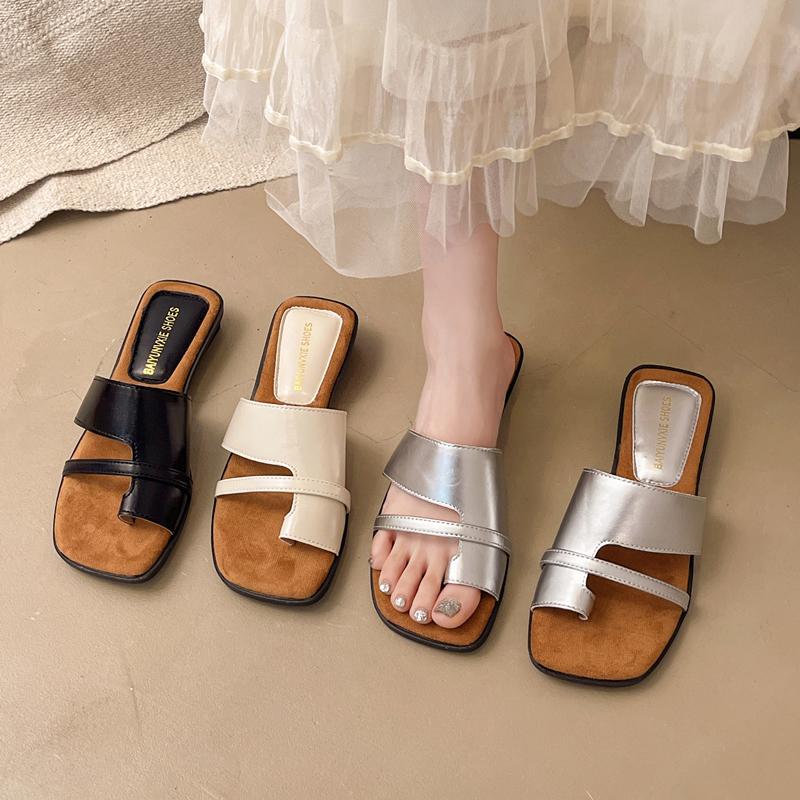 Ladies Retro Low Heel Toe Post Slippers Women Summer Outdoor Wear 2025 New Korean Version Match Skirts Roman Beach Cool Slippers