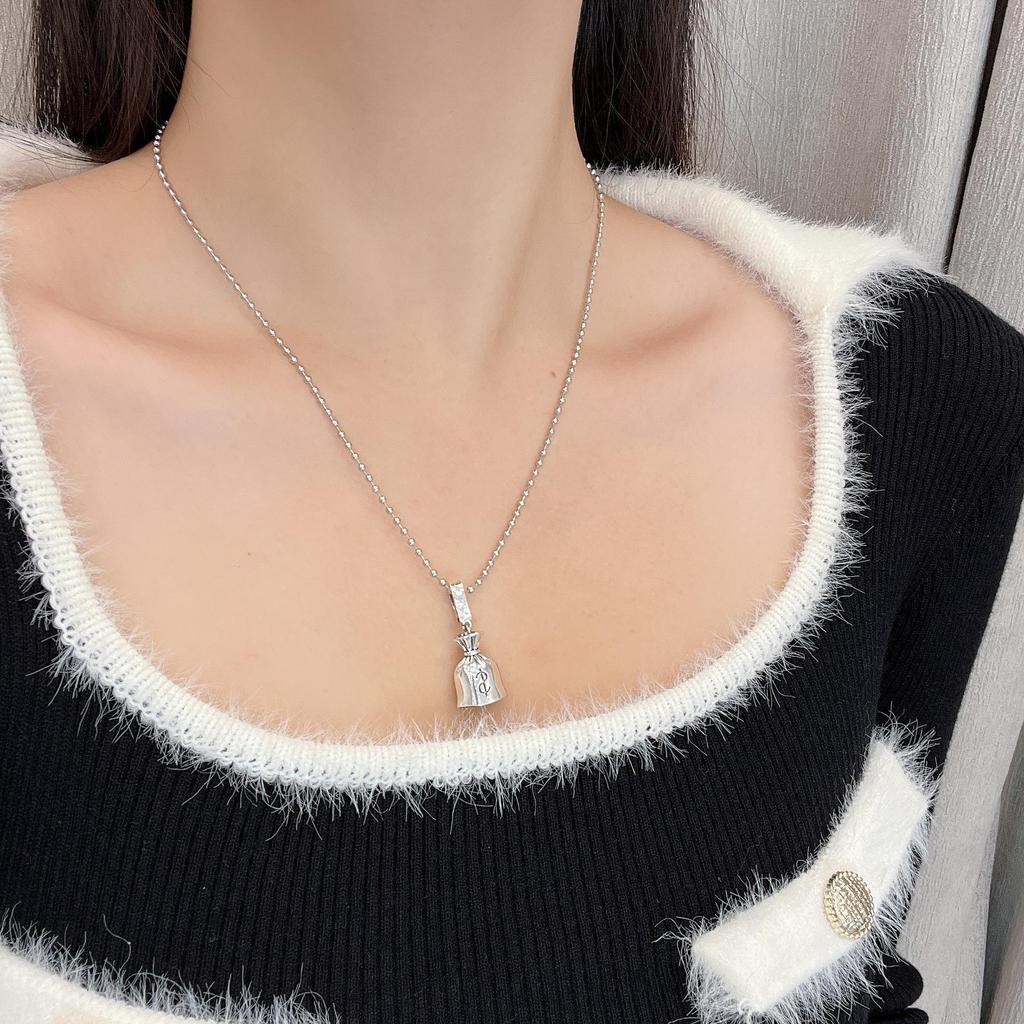 Elegant Silver Pendant Necklace - Luxurious Fall/Winter Fashion