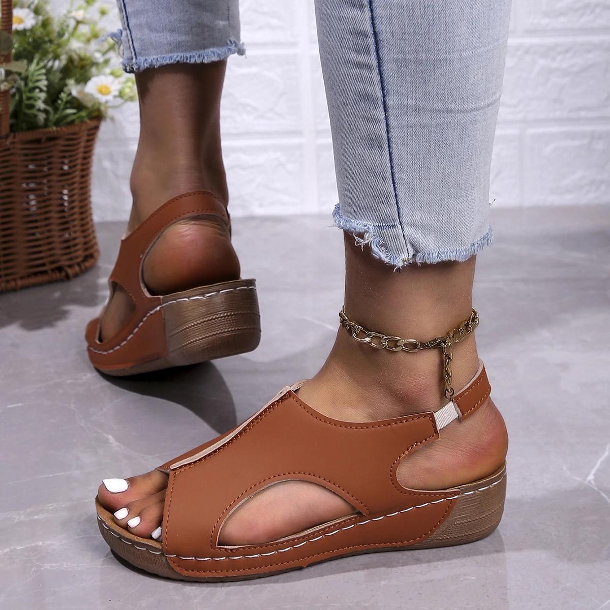 Модные женские босоножки на среднем каблуке и платформе 2024 года — фото 8