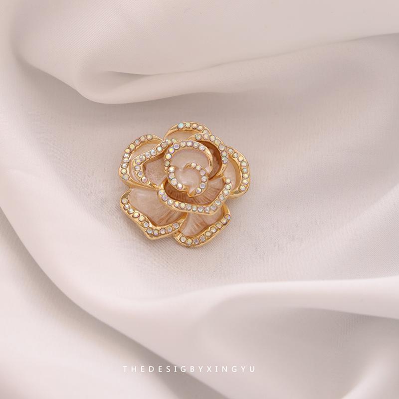 Broche Elegante de Pérola Dourada e Espiga de Trigo: Acessório Versátil e de Alta Qualidade para Mulheres