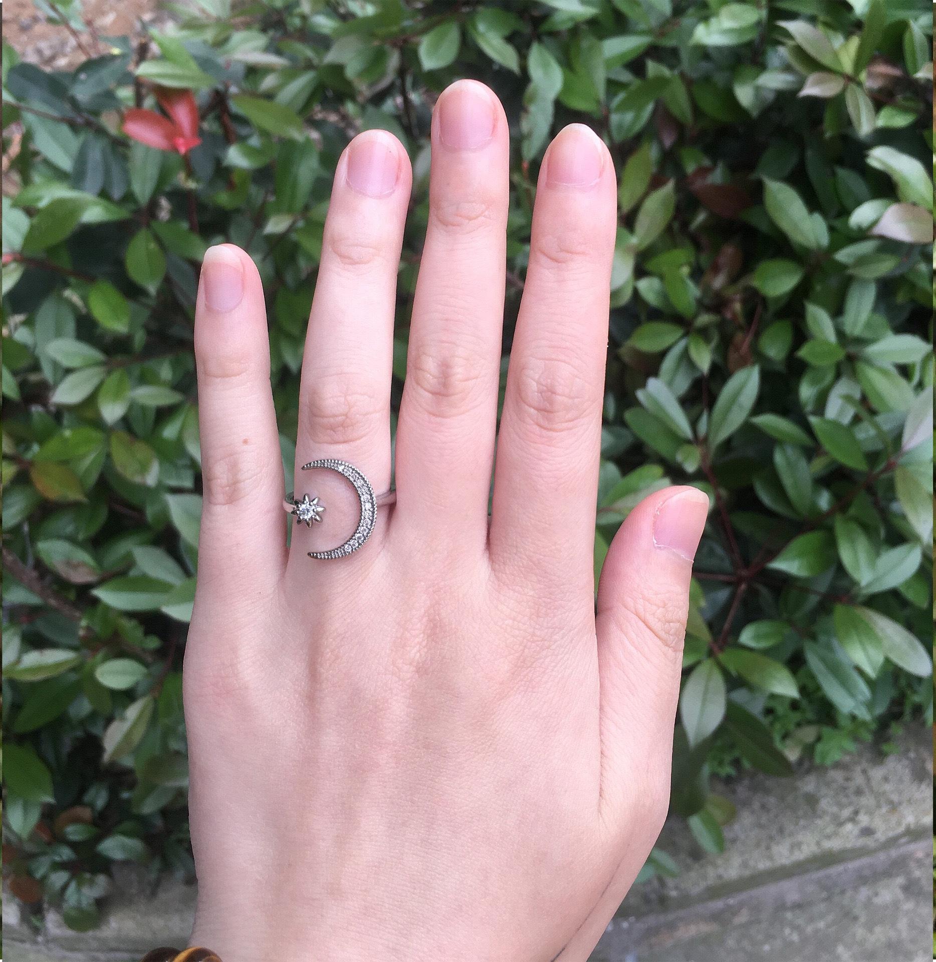2026 Crescent Moon Star and Moon Ring, European and American Creative Light Luxury Open Engagement Ring Popular Jewelry Resizable   платиновый