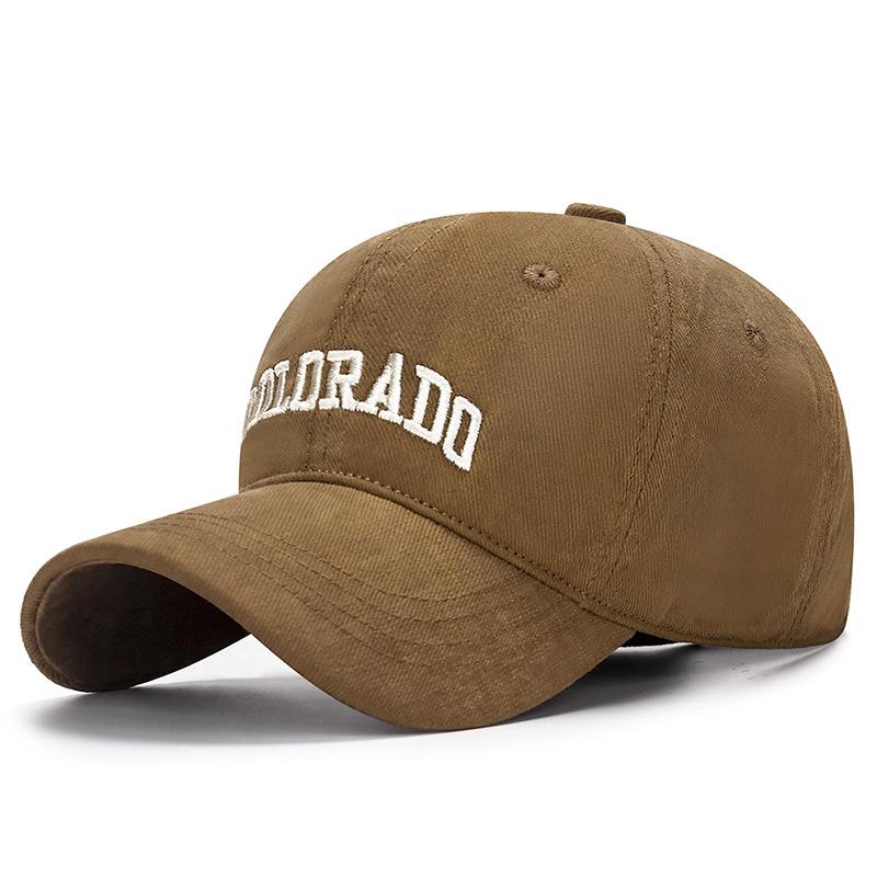 A Big-headed Letter Cap with A Soft Top That Highlights The Face and A Small Ducky-tongued Baseball Cap