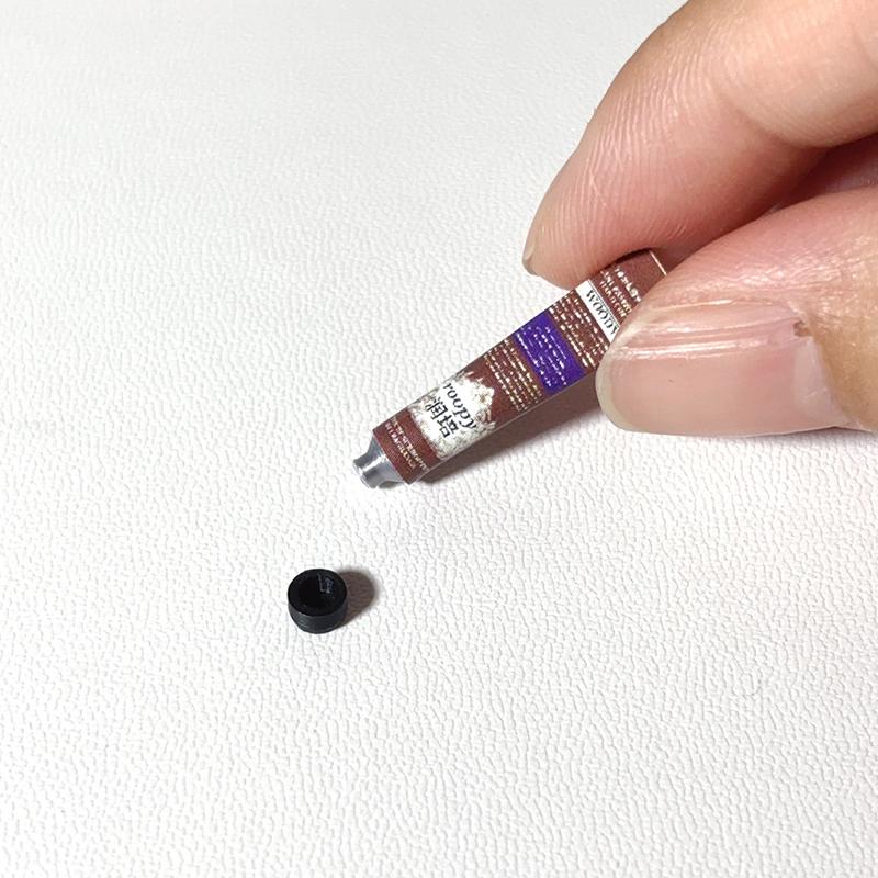 2 szt. Miniaturowy krem do rąk do domku dla lalek, dekoracja sceny makijażu, akcesoria do domku dla lalek, mini rekwizyty kosmetyczne