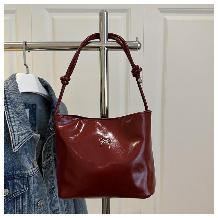 

2025 summer new solid color simple wind large capacity casual fashion glossy underarm shoulder bucket bag