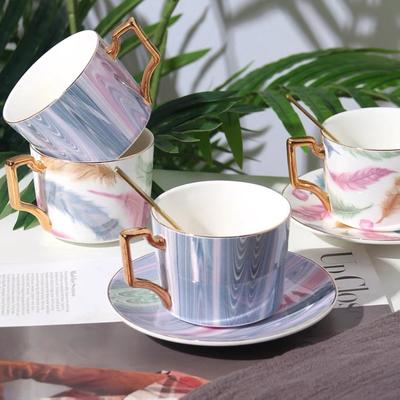 Kreative Persönlichkeit Farbe Kaffeetasse und Teller Zweiteilige Keramiktasse mit Goldgriff Wassertasse Nachmittagstee Milchtasse