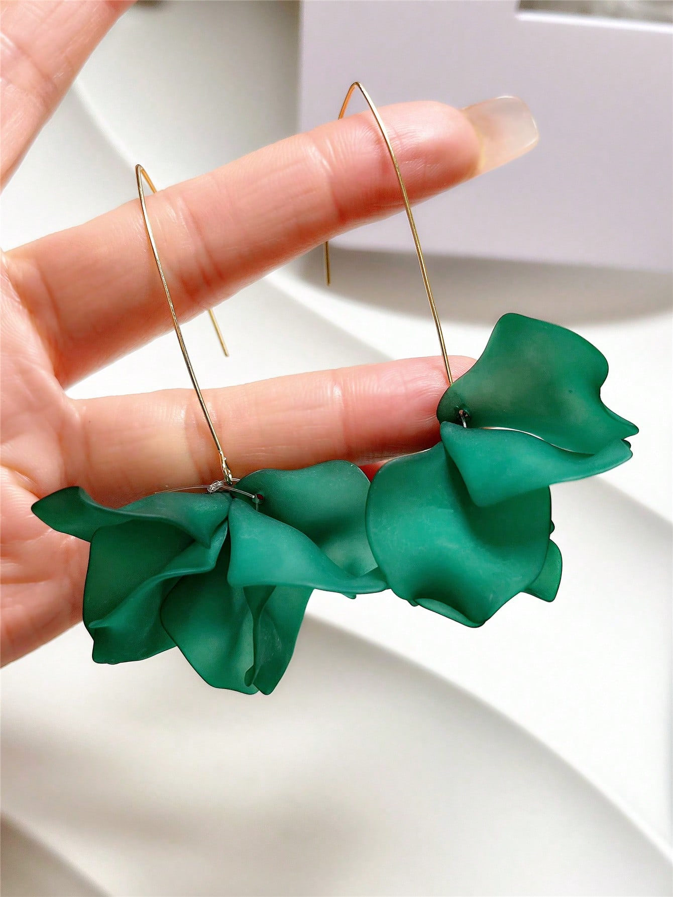 

Серьги-капли с лепестками one-size темно-зеленого