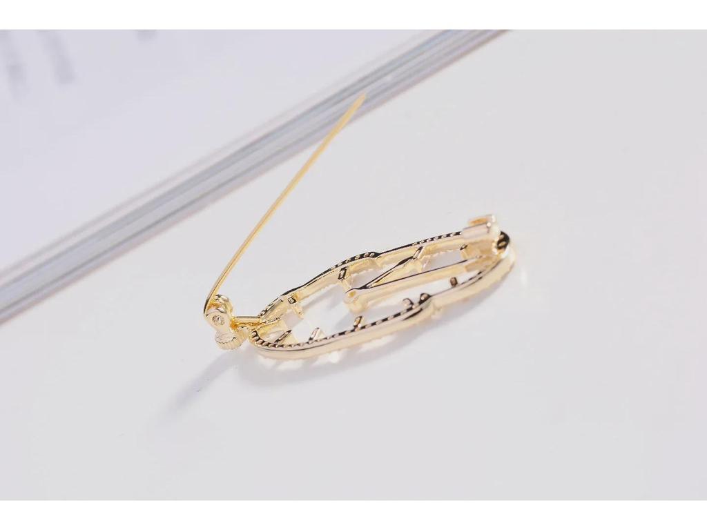 Abstract Japanese & Korean Clock Brooch – Cute, Creative Pin for Men's Fashion