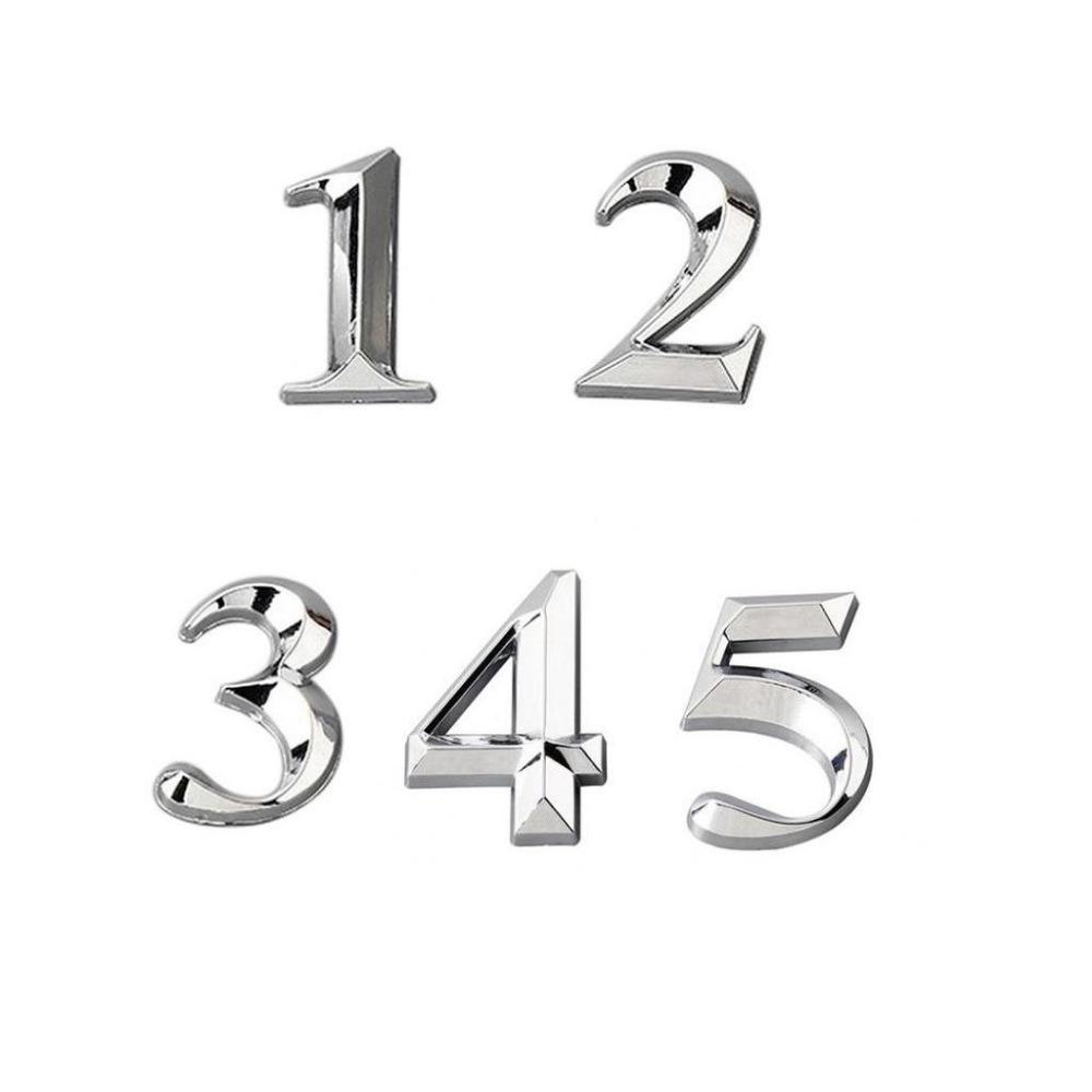 Błyszcząca tabliczka z numerem domu