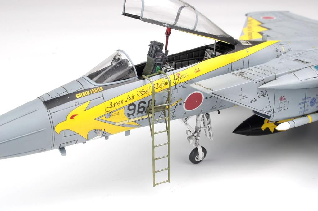 PLATZ Japan Air Force Eagle Komatsu Air Base Air Show 2014 306th Squadron Golden Eagles Special Paint Scheme Plastic Model Kit with Boarding Rudder