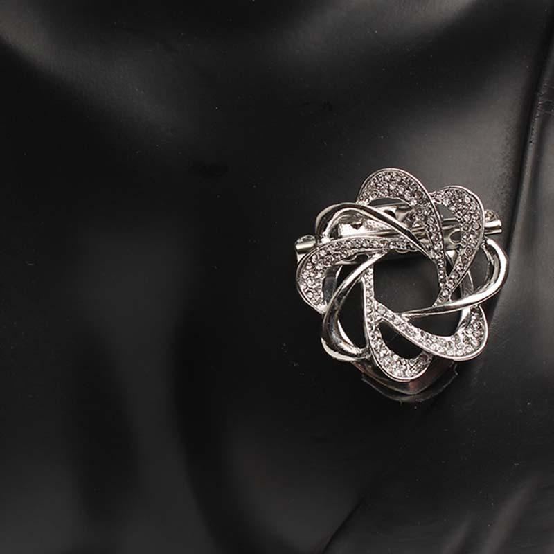 Moda Luxo Cristal Twist Round Silk Scarf Buckle Broches De Seda Clássicos Pins De Roupa De Senhora Requintada