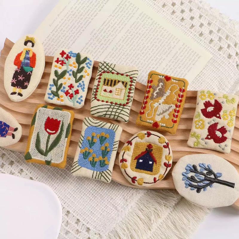 1/10 Peças Grampos de Cabelo Estilo Floresta Broche Acessórios DIY Série Menina Personagens Fofos Bordados para Bolsas Roupas
