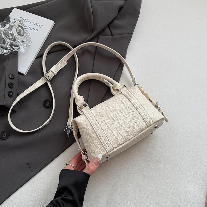 

Модная нишевая сумка-подушка с тиснеными буквами и высоким качеством, новая летняя универсальная цветная повседневная сумка-мессенджер 2025 19*9*11