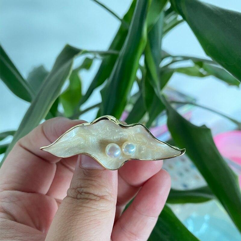 Blucome Fashion Ocean Shell Sahpe Broschen für Mädchen, elegante romantische Liebe, natürliche weiße Perlen, Hijab-Anstecknadeln