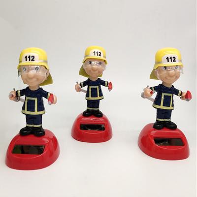 1ks Solárna Hasič Vojak Trasúca sa Bábika Ozdoba do Auta Kreslená Tancujúca Animovaná Bábika Dekorácia na Palubnú Dosku Autopríslušenstvo