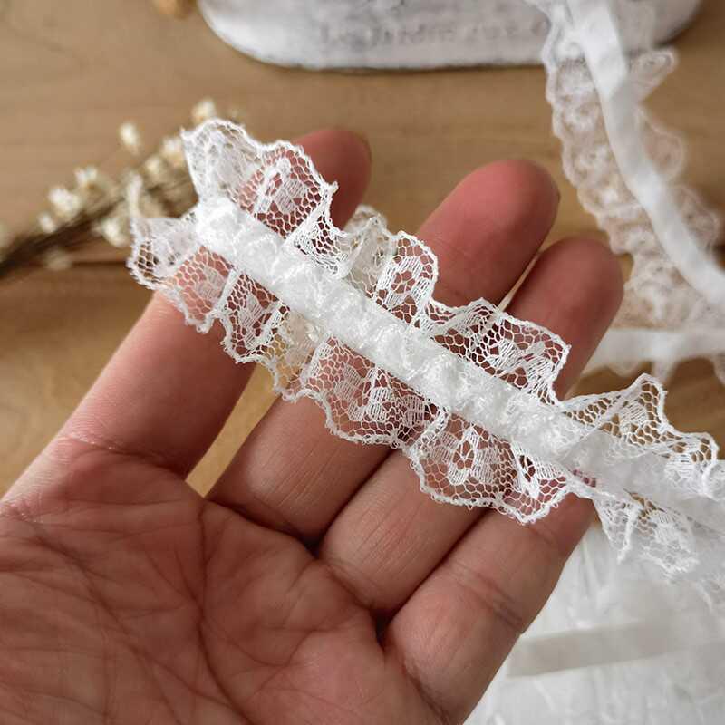"Hochwertige Spitzenborten: Handgefertigter DIY-Rüschenstoff für Babykleidung und dekorative Bänder"