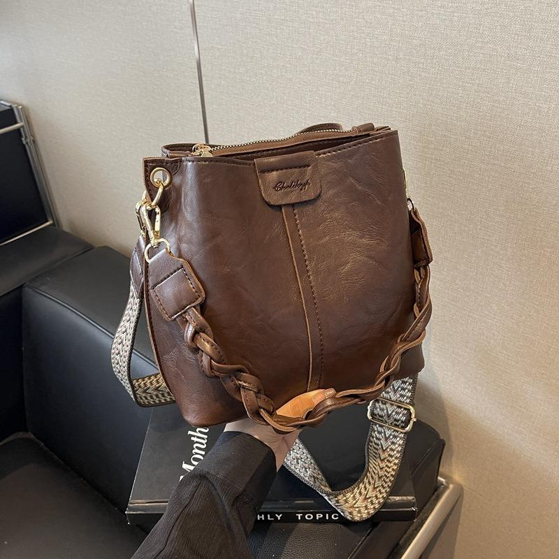 Simple Texture Small Bag Women's Autumn and Winter New Shoulder Armpit Bag Retro Simple Commuter Messenger Bucket Bag