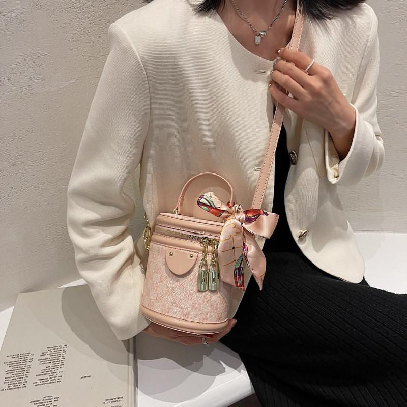 Ielgy Ladies Niche All-Match Messenger Bag Texture Portable Silk Scarf Bucket Bag