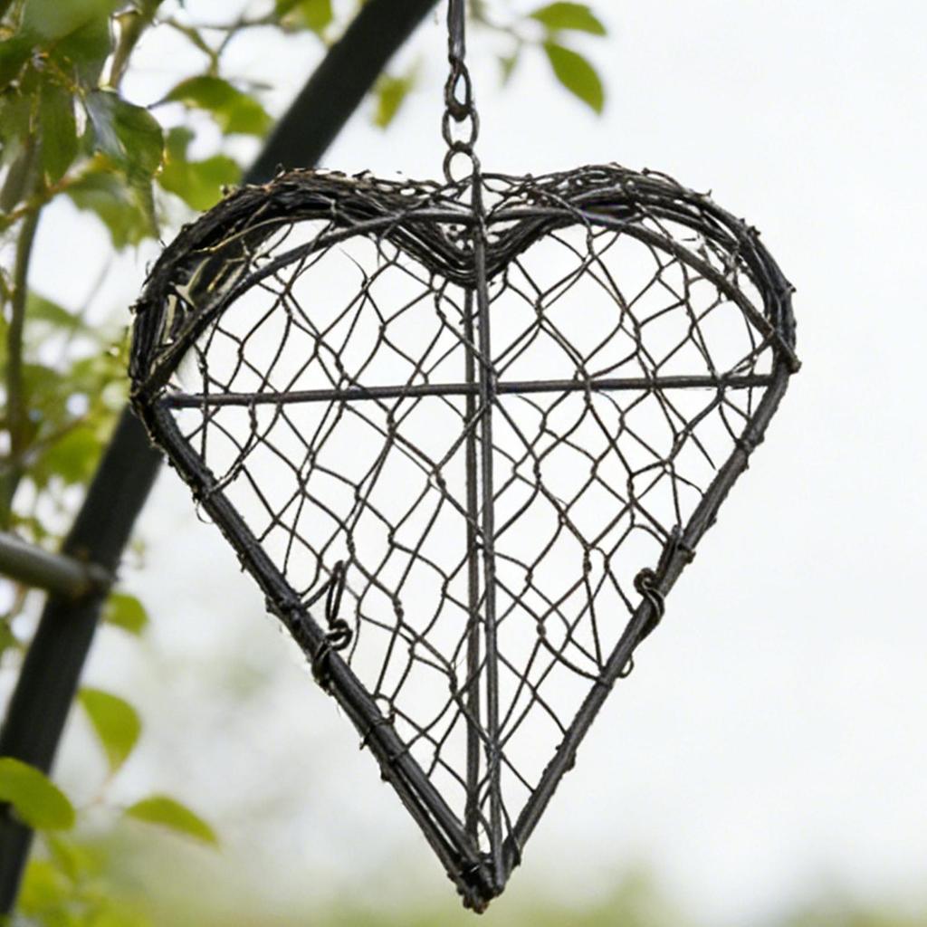 Hand Woven Heart-shaped Birds Nests Holder Refillable Iron Heart Shape Holder Wall Mounted Hummingbird Nesting Material Hanger