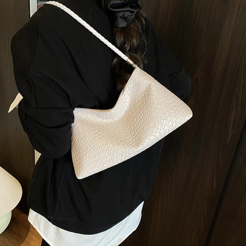 Casual simple single shoulder underarm bag niche design woven bag women's versatile work hand carrying bucket bag