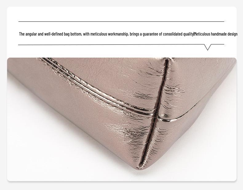 Damska torebka łańcuszkowa typu chmurka z plisowanej skóry naturalnej ze złotym akcentem - Stylowa modna na ramię/przez ramię