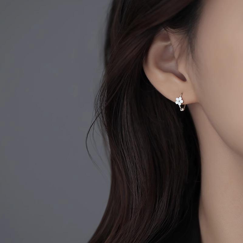 Niche Sweet Light Luxury Flower Earrings Minimalist Design Girls High-end Sense Drop Glue Exquisite Fashion Jewelry for Daily Wear