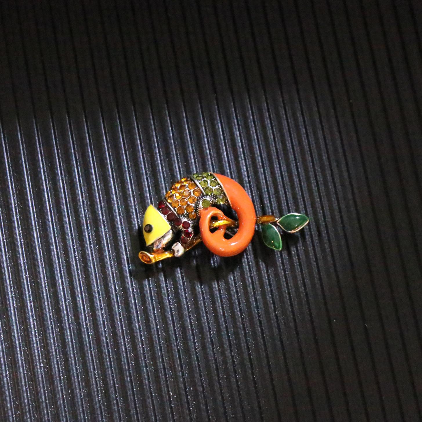 

SKEDS Fashion Rhinestone Lizard Brooch Cute Animal Luxury Crystal Pin for Women Men Corsage New Design Vintage Badges