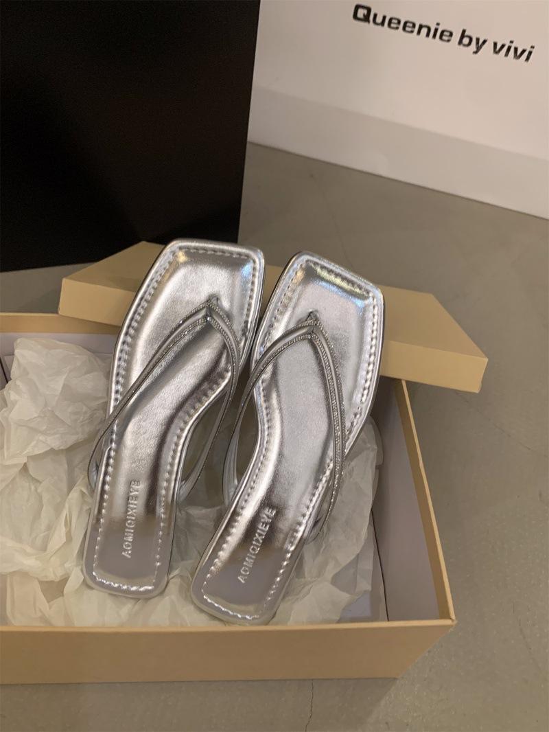 

Универсальные шлепанцы на плоской подошве женская обувь носить 2025 новые летние пляжные сандалии 39 серебряный