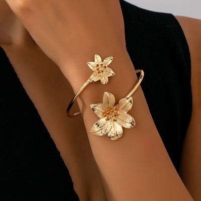 Un Bracelet Ouvert Ajustable pour Femme, Nouveau Bracelet Ajustable de Style Bohème en Forme de Fleur, Décoration de Manchette Ajustable pour Femme, Convient pour un Usage Quotidien