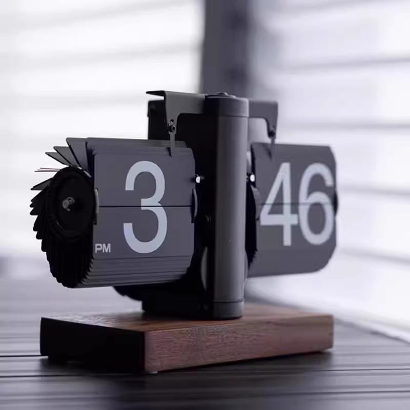 MiaoKe Retro Automatic Walnut Flip Clock: Simple Desktop Decor