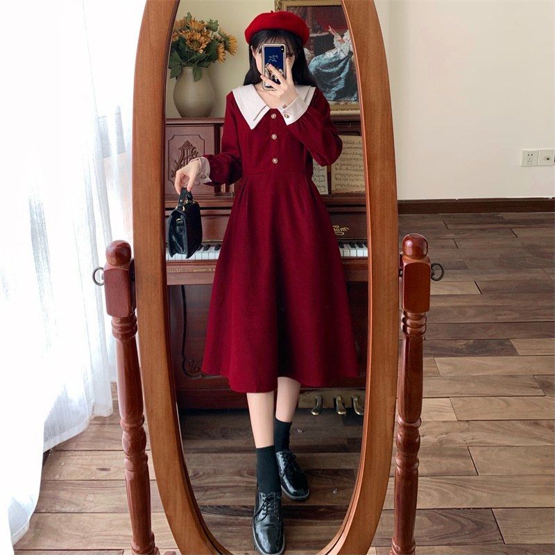 Oversized damekjole i retro hoffstil for høst og vinter med dobbel krage og midjebånd, temperament over knelengde skjørt