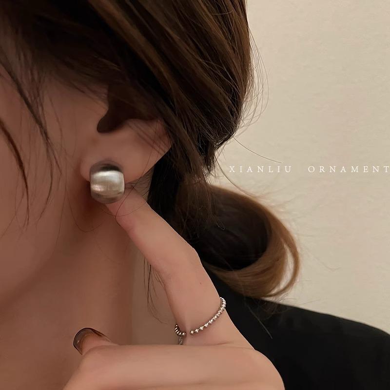 Gold retro matte metal stud earrings women's light luxury niche design high-end earrings new popular earrings
