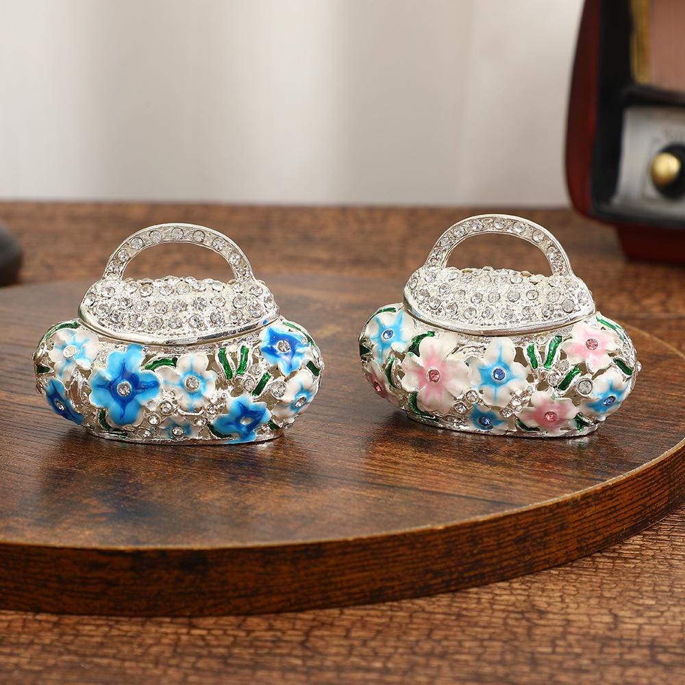 

Изысканная китайская шкатулка для украшений в технике перегородчатой эмали - Орнамент «Цветочная корзина» и мини-сумочка для хранения 7x2.5x5.5 cm синий/розовый