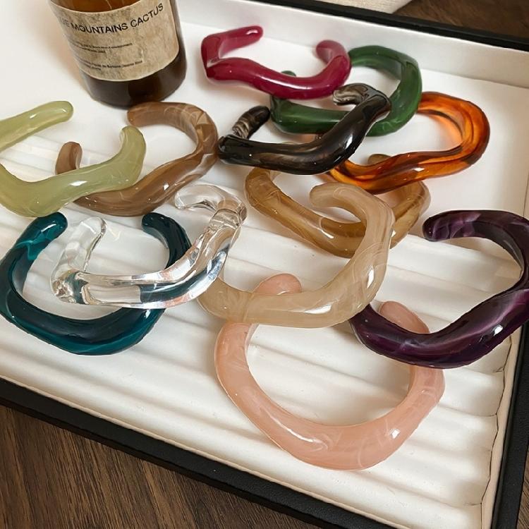 Artistic Gradient Resin Geometric Bangle Elegant Cuff Bracelet Lightweight Stylish Jewelry Unisex Fashion Accessory