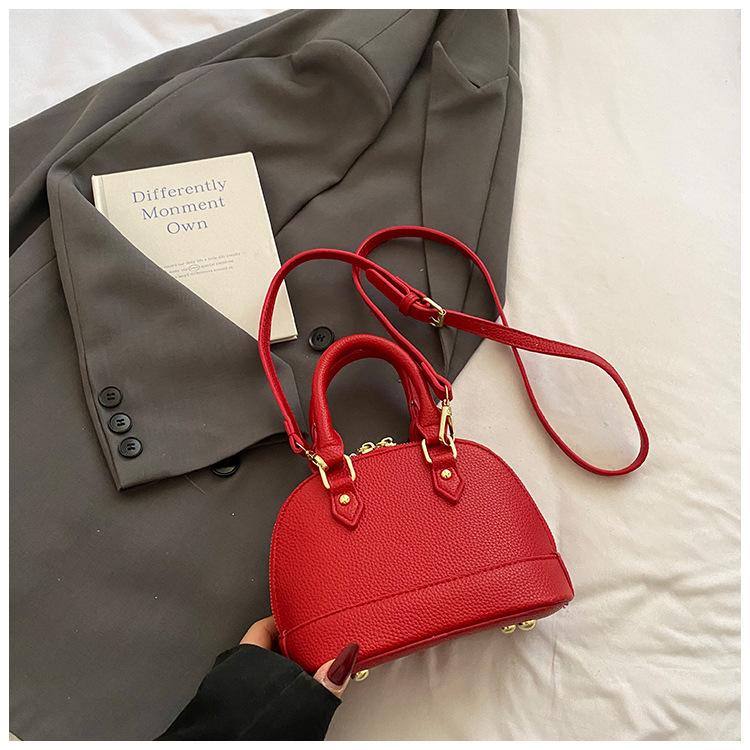 

Versatile commuter portable small bag women s 2025 new fashion messenger bag summer simple casual shell bag 18*9.5*14