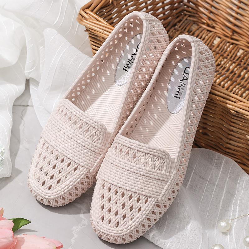 Casual women's net shoes flat bottom breathable hollow baotou hole in the hole mother shoes nurse shoes outdoor beach shoes