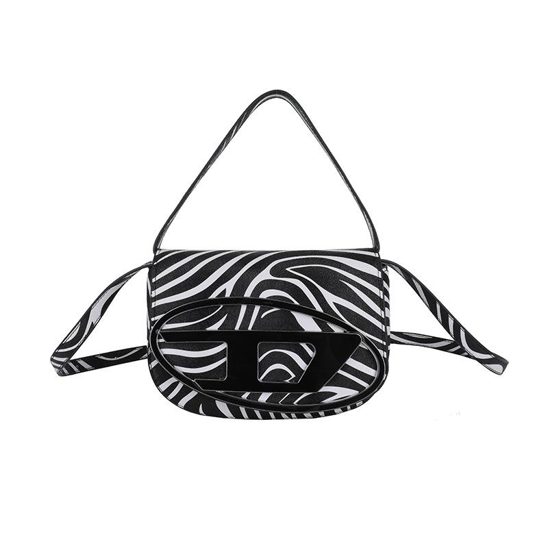 

2025 simple and versatile single shoulder messenger jingle bag light luxury commuting high-end sense women s portable small square bag