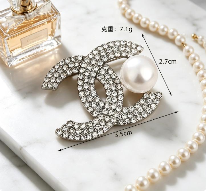 Double C Brooch - Lightweight Zinc Alloy Luxury Shell Imitation Pearl Pin for Suit Shirt - Elegant Accessory
