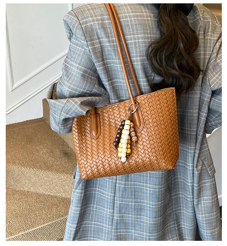 Large-capacity retro woven bag women's autumn and winter versatile 2025 new casual shoulder bag commuter tote bag