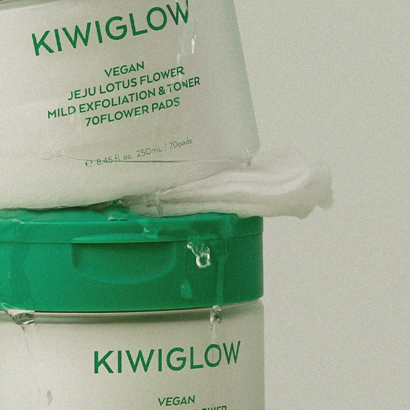 KIWIGLOW Veganische Jeju Lotusblüten Milde Exfoliation & Toner 70 Blütenpads 250ml 70 Stück